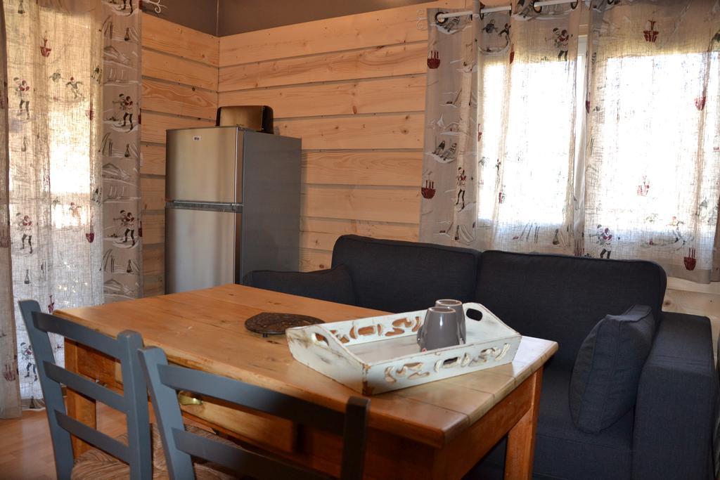 Hôtel Camping La Mare aux Fées à Roquefeuil Extérieur photo