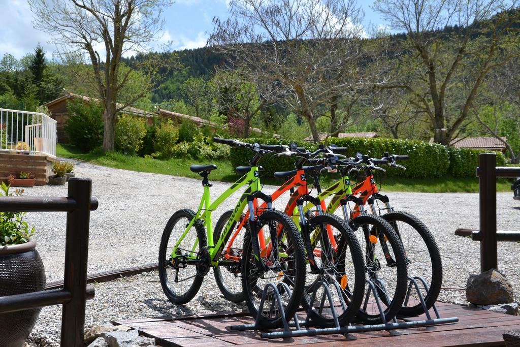 Hôtel Camping La Mare aux Fées à Roquefeuil Extérieur photo