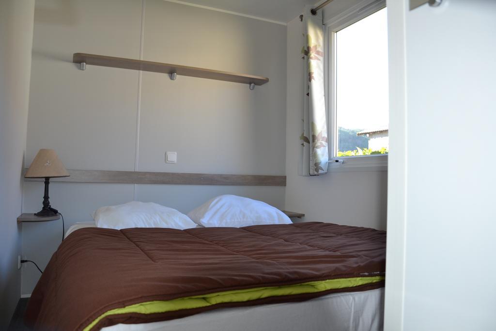 Hôtel Camping La Mare aux Fées à Roquefeuil Extérieur photo