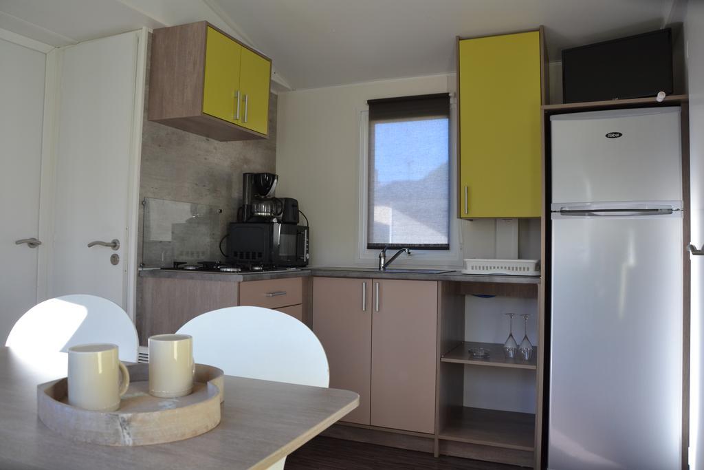 Hôtel Camping La Mare aux Fées à Roquefeuil Extérieur photo