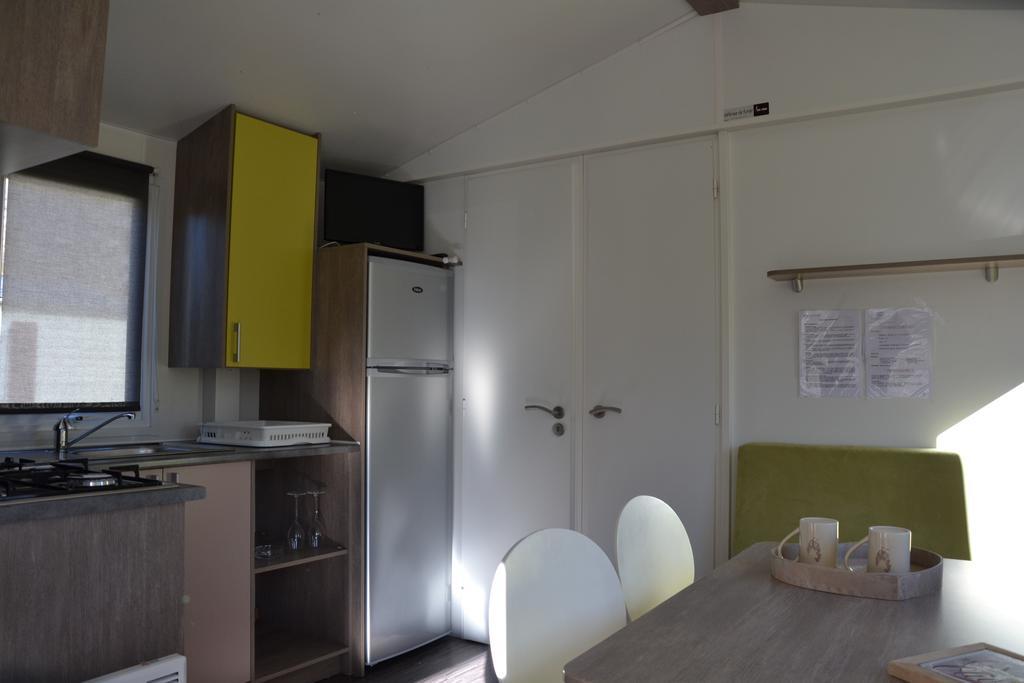 Hôtel Camping La Mare aux Fées à Roquefeuil Extérieur photo