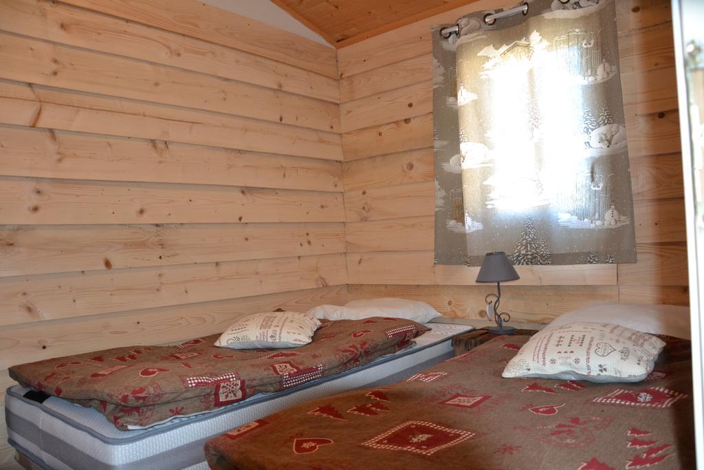 Hôtel Camping La Mare aux Fées à Roquefeuil Extérieur photo