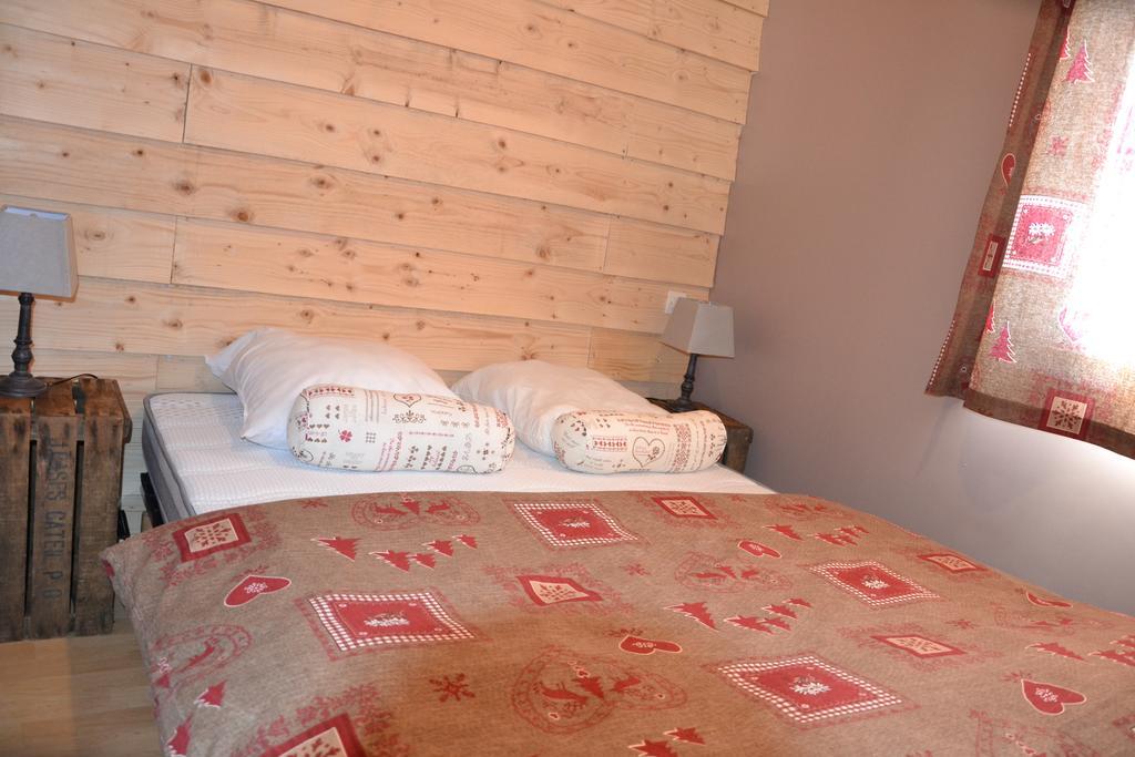 Hôtel Camping La Mare aux Fées à Roquefeuil Extérieur photo