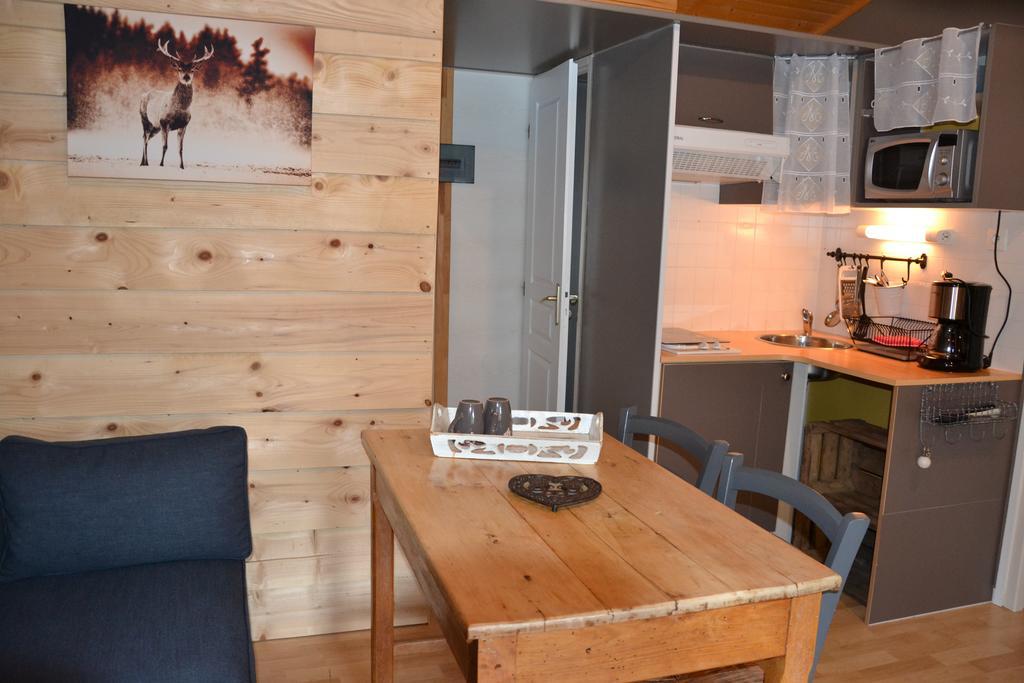 Hôtel Camping La Mare aux Fées à Roquefeuil Extérieur photo