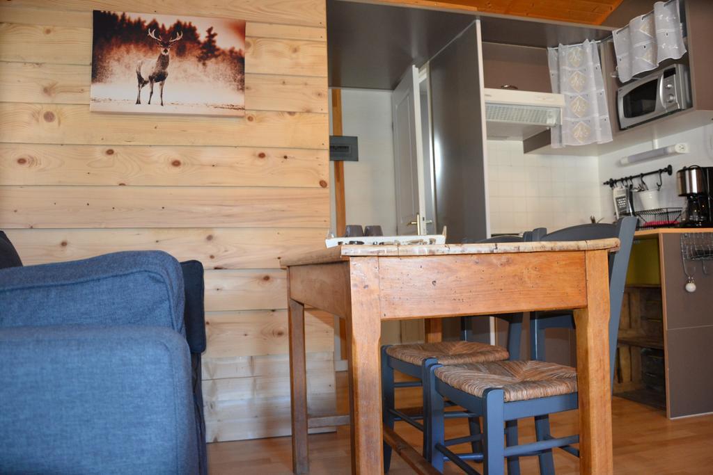 Hôtel Camping La Mare aux Fées à Roquefeuil Extérieur photo