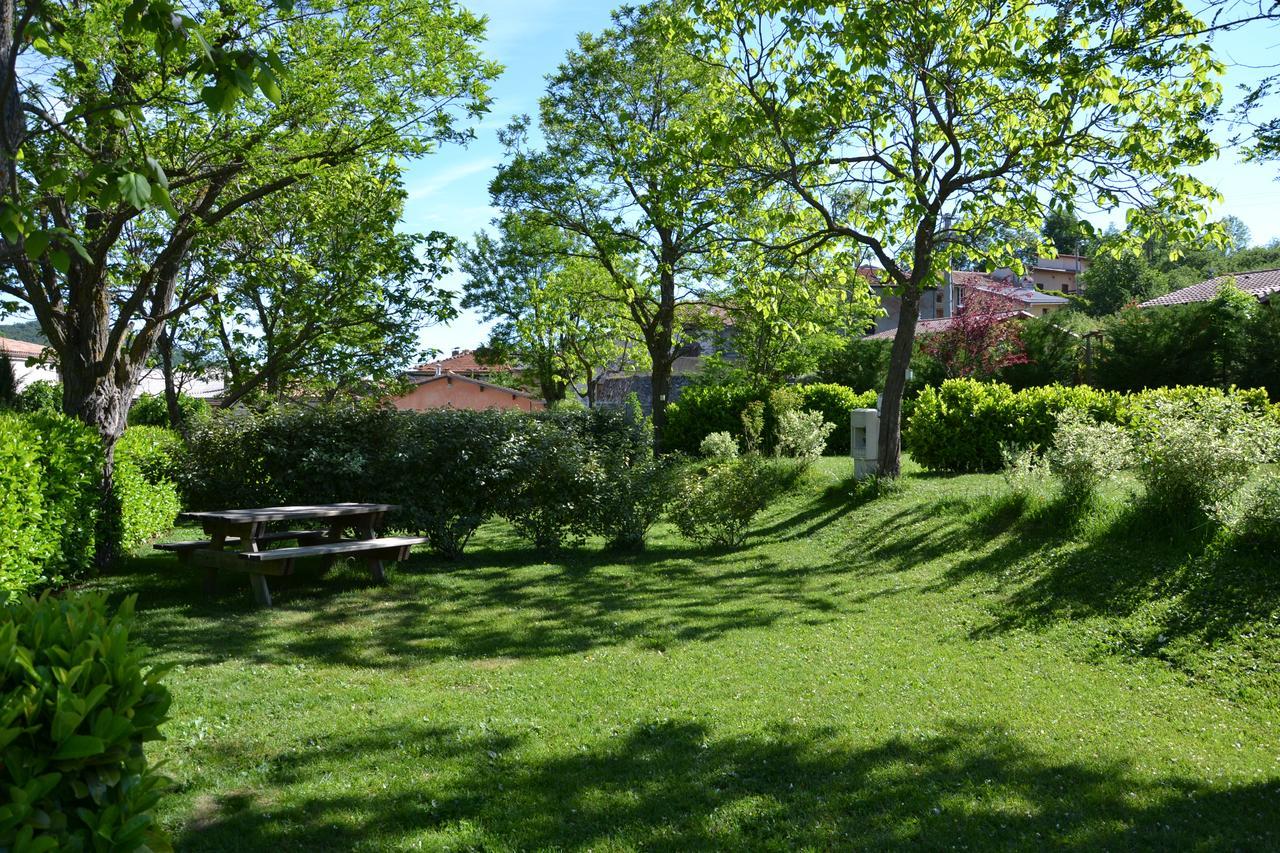 Hôtel Camping La Mare aux Fées à Roquefeuil Extérieur photo