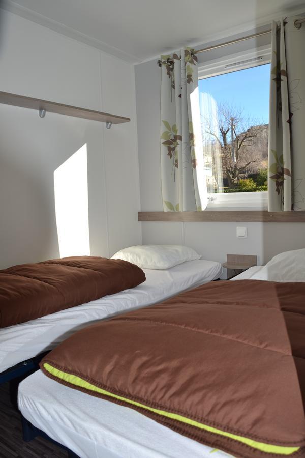 Hôtel Camping La Mare aux Fées à Roquefeuil Extérieur photo
