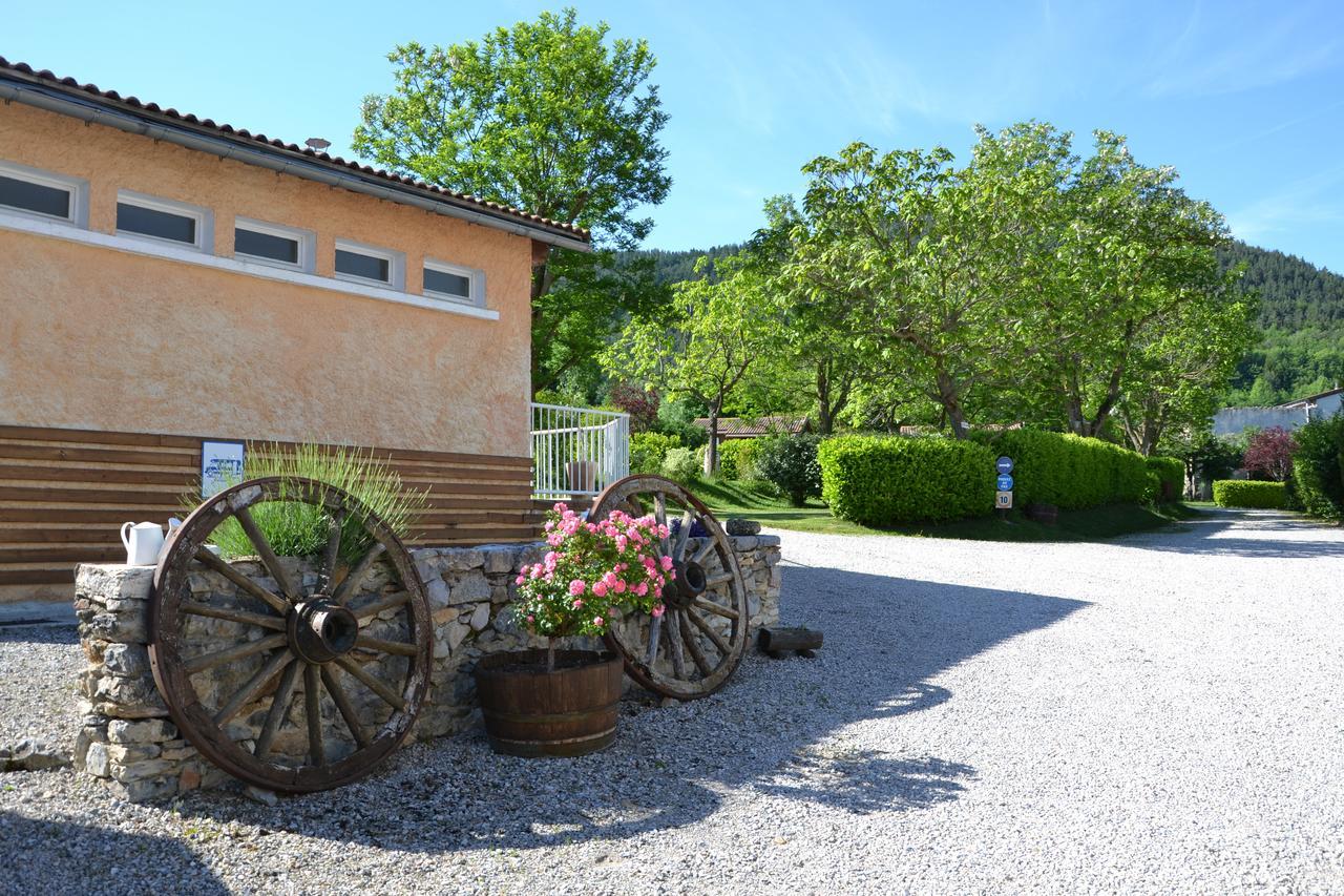 Hôtel Camping La Mare aux Fées à Roquefeuil Extérieur photo