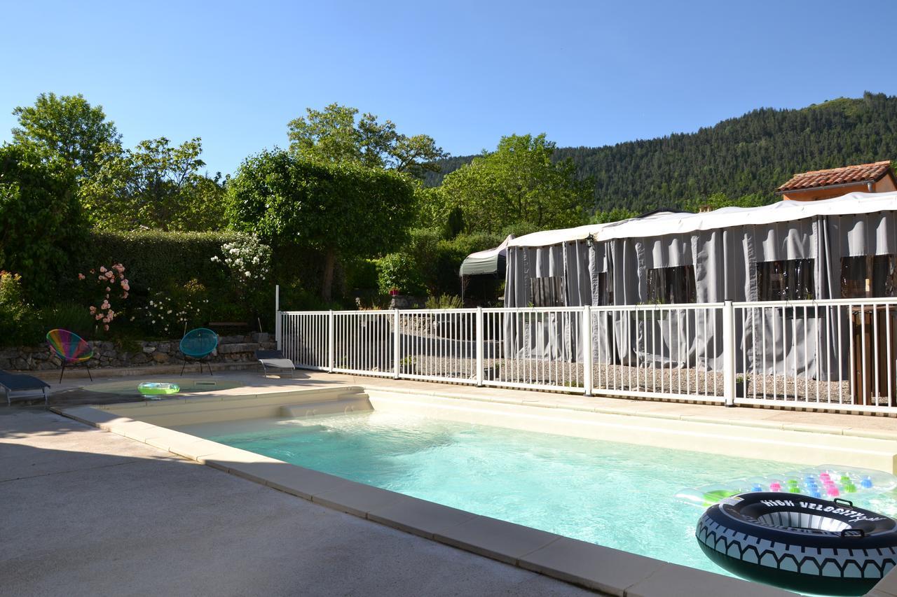 Hôtel Camping La Mare aux Fées à Roquefeuil Extérieur photo