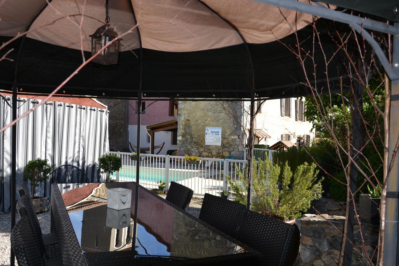 Hôtel Camping La Mare aux Fées à Roquefeuil Extérieur photo