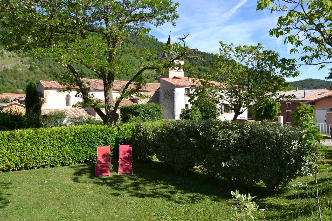 Hôtel Camping La Mare aux Fées à Roquefeuil Extérieur photo