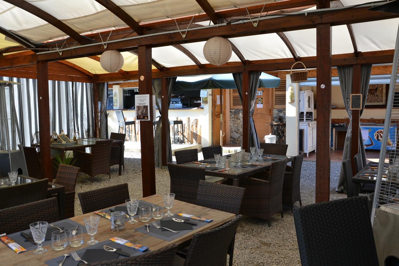 Hôtel Camping La Mare aux Fées à Roquefeuil Extérieur photo