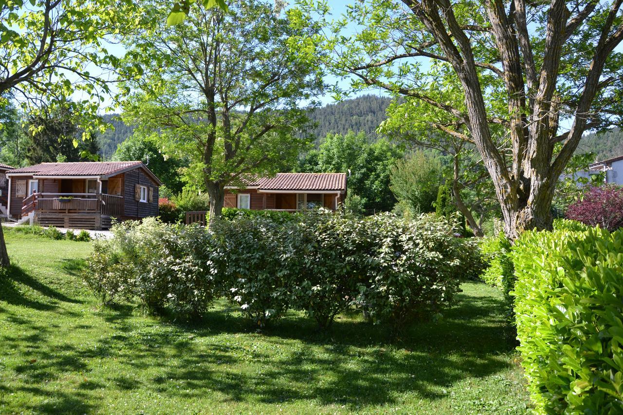Hôtel Camping La Mare aux Fées à Roquefeuil Extérieur photo