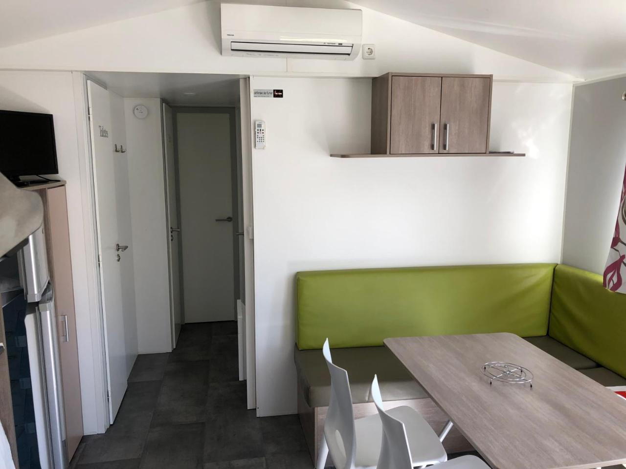 Hôtel Camping La Mare aux Fées à Roquefeuil Extérieur photo